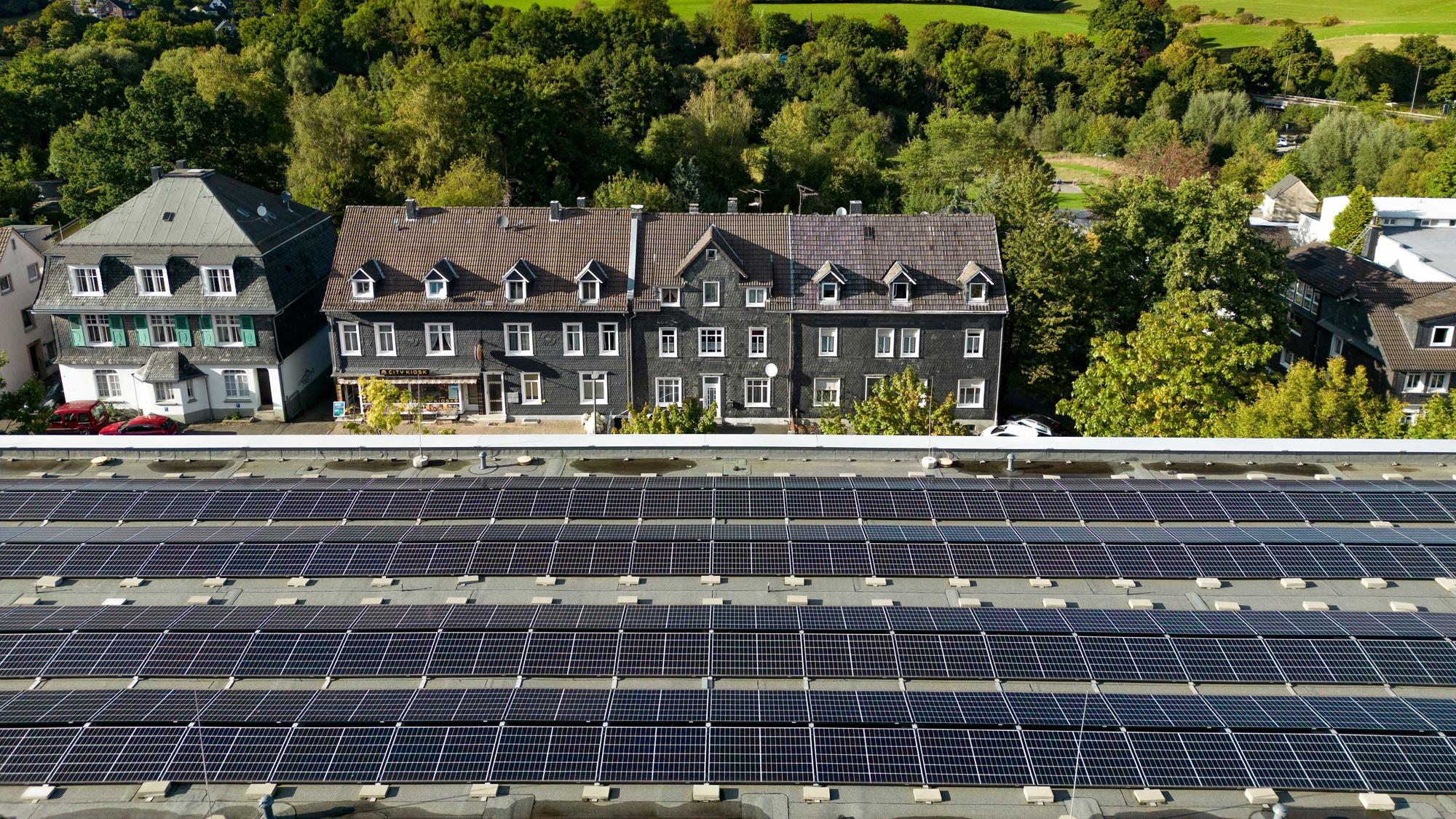 Auf dem Dach des Engelbert-von Berg-Gymnasiums Wipperfürth seht eine Photovoltaikanlage.