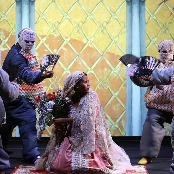 Das Szenenbild aus der südafrikanischen Musiktheater-Produktion „Samson“ zeigt die Braut des Helden von maskierten Männern bedrängt.