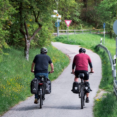 Bayern, Coburg: Zwei Fahrradfahrer sind auf einem Radweg unterwegs.