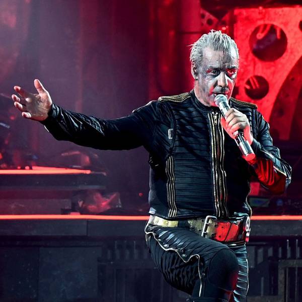 Till Lindemann, Frontsänger von Rammstein, steht während eines Konzertes auf der Bühne (Archivbild)