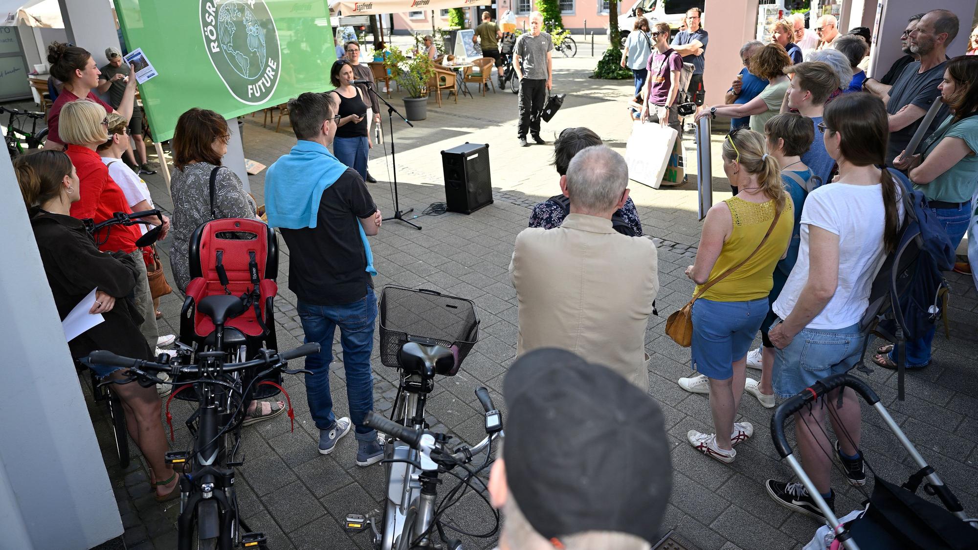 Menschen stehen um eine Sprecherin von Rösrath for Future herum.