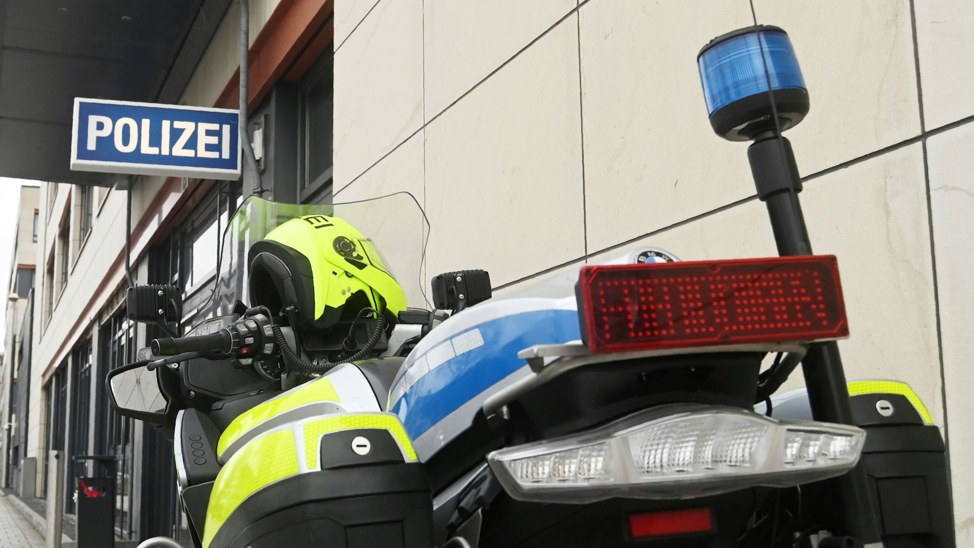 Ein Polizei-Motorrad steht vor der Wache Kalk auf dem Walter-Pauli-Ring.