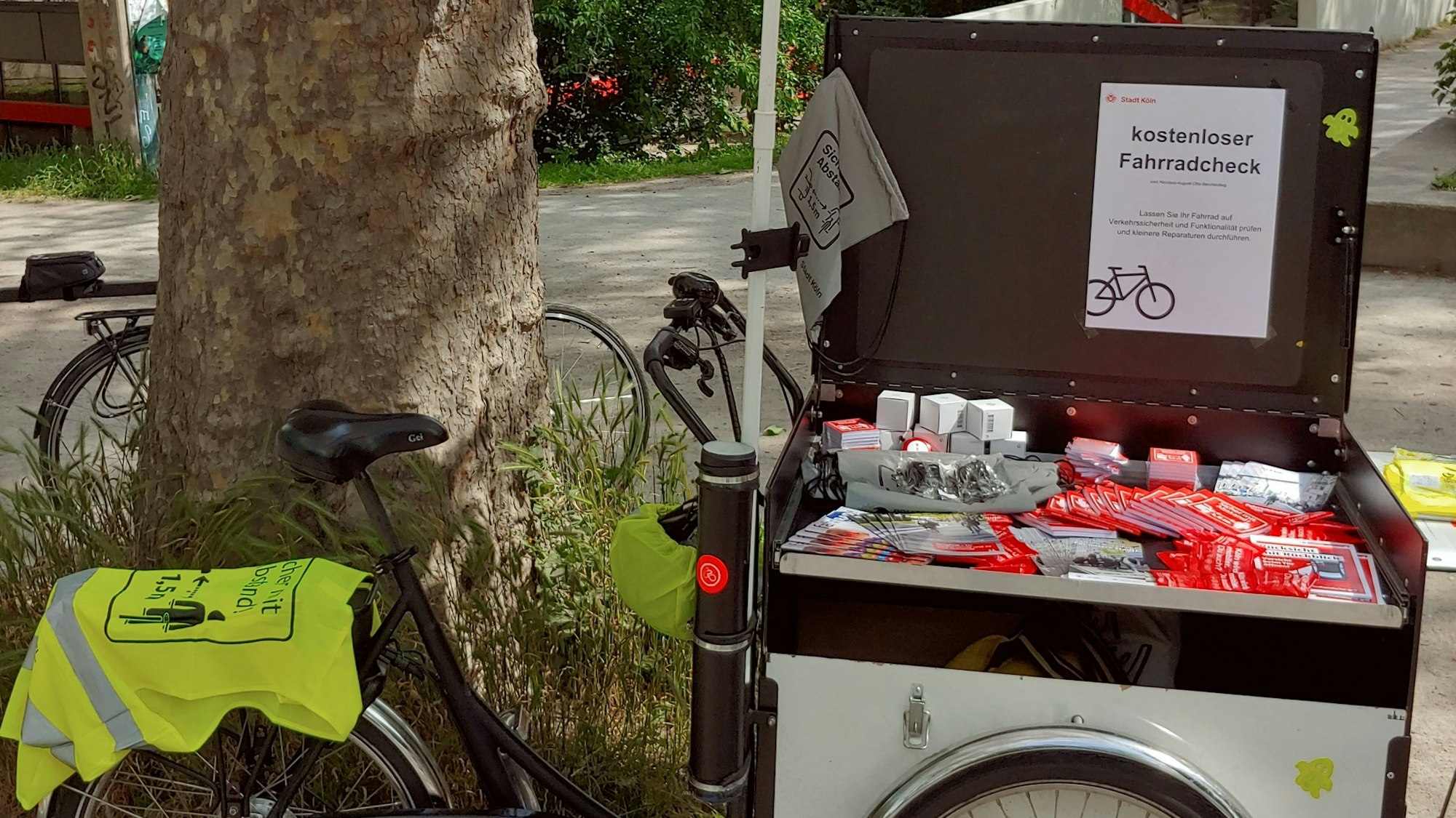 Lastenrad mit Schirm und Werbematerial für die Aktion