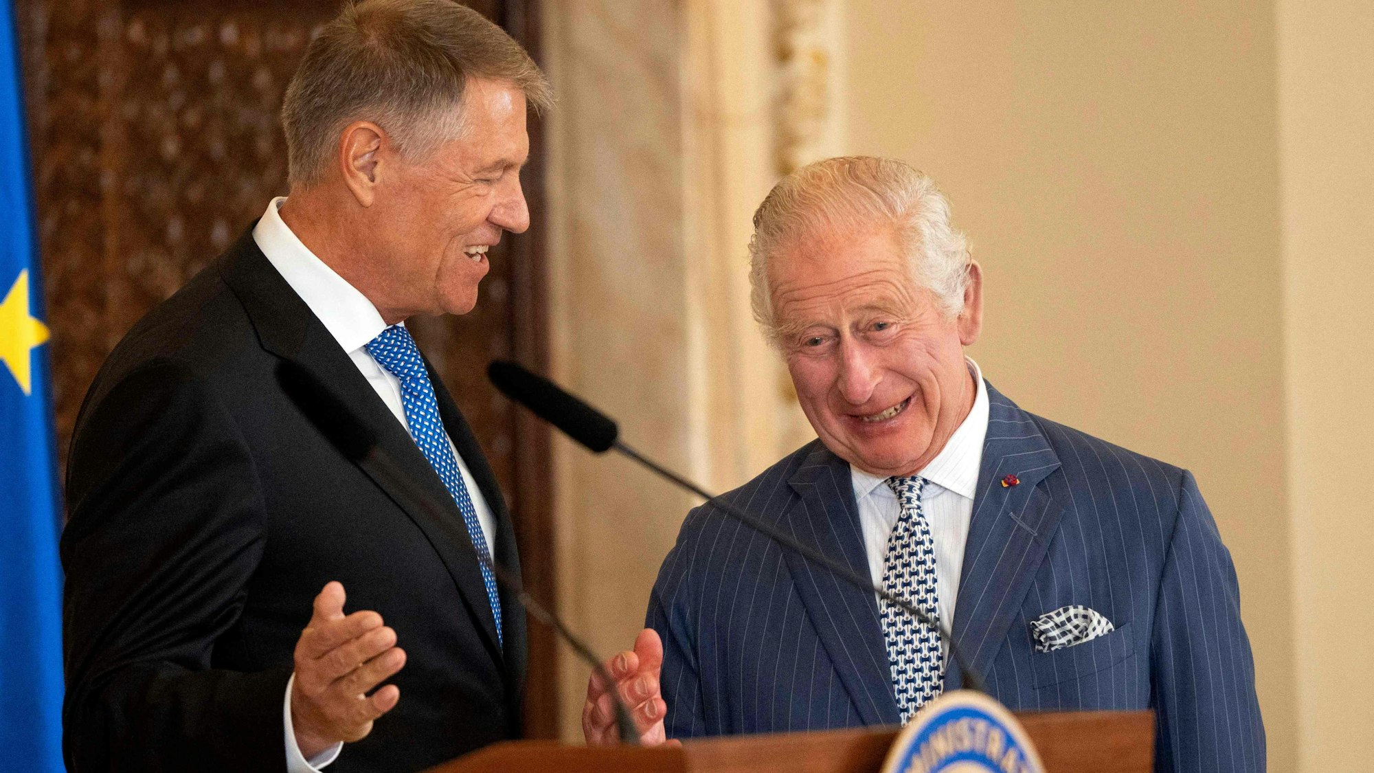König Charles von Großbritannien ist derzeit auf Staatsbesuch in Rumänien. Hier ist er mit dem rumänischen Präsidenten Klaus Johannis zu sehen.