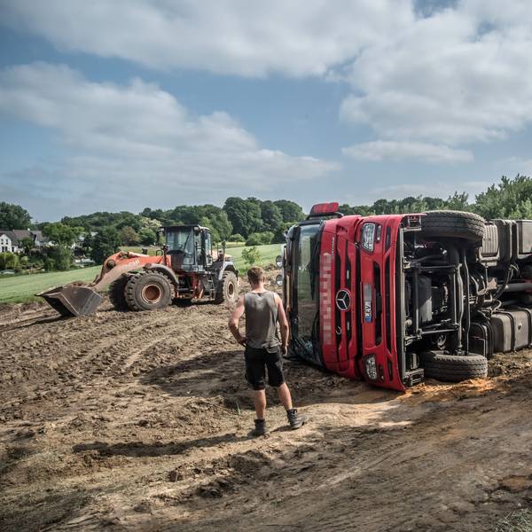 Beim Abkippen im Landschaftsschutzgebiet Kursiefen ist ein LKW umgekippt. Die Ladung: Ein Sand-Erde-Gemisch mit Rasenresten, eine Schicht, die vom Rasen in der Bay-Arena entnommen wurde.