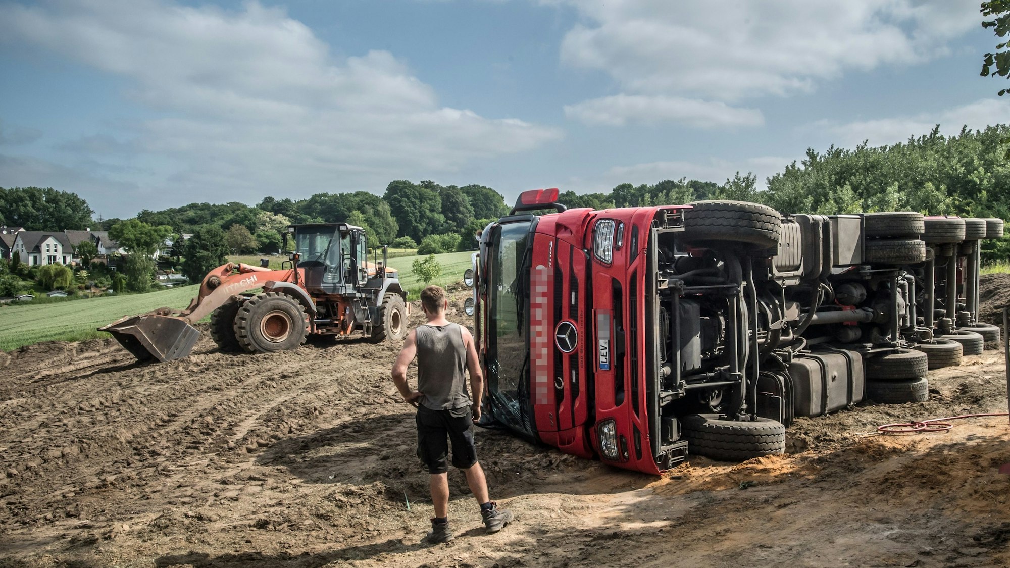 Beim Abkippen im Landschaftsschutzgebiet Kursiefen ist ein LKW umgekippt. Die Ladung: Ein Sand-Erde-Gemisch mit Rasenresten, eine Schicht, die vom Rasen in der Bay-Arena entnommen wurde.