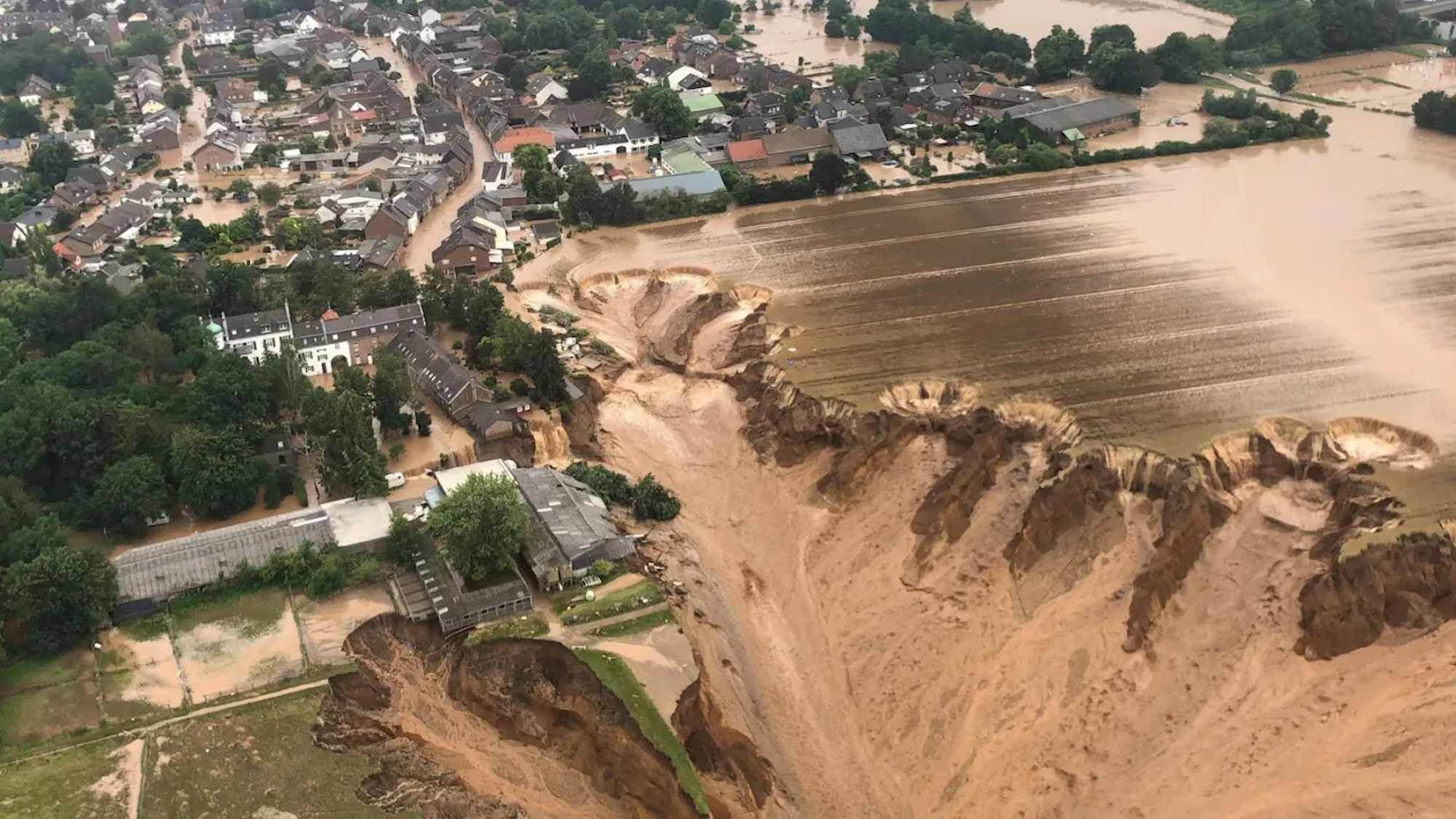 Auf der Aufnahme ist zu sehen, wie die Wassermassen an der Blessemer Kiesgrube zu einem Erdrutsch geführt hatten.