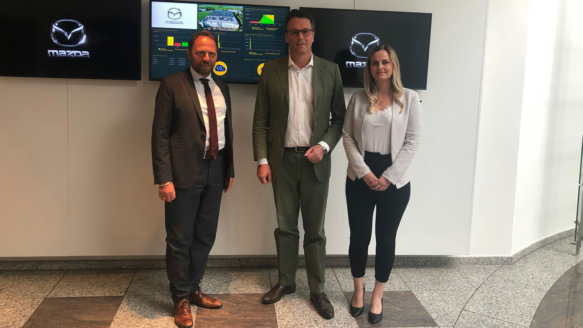 Oberbürgermeister Uwe Richrath, Bernard Kaplan, Geschäftsführer von Mazda Motors Deutschland, und Nadja Mayer, Personalchefin bei Mazda Motors Deutschland, in der Hitdorfer Zentrale des Autobauers