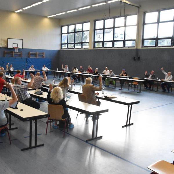 Der Gemeinderat Ruppichteroth stimmt in einer Turnhalle ab.