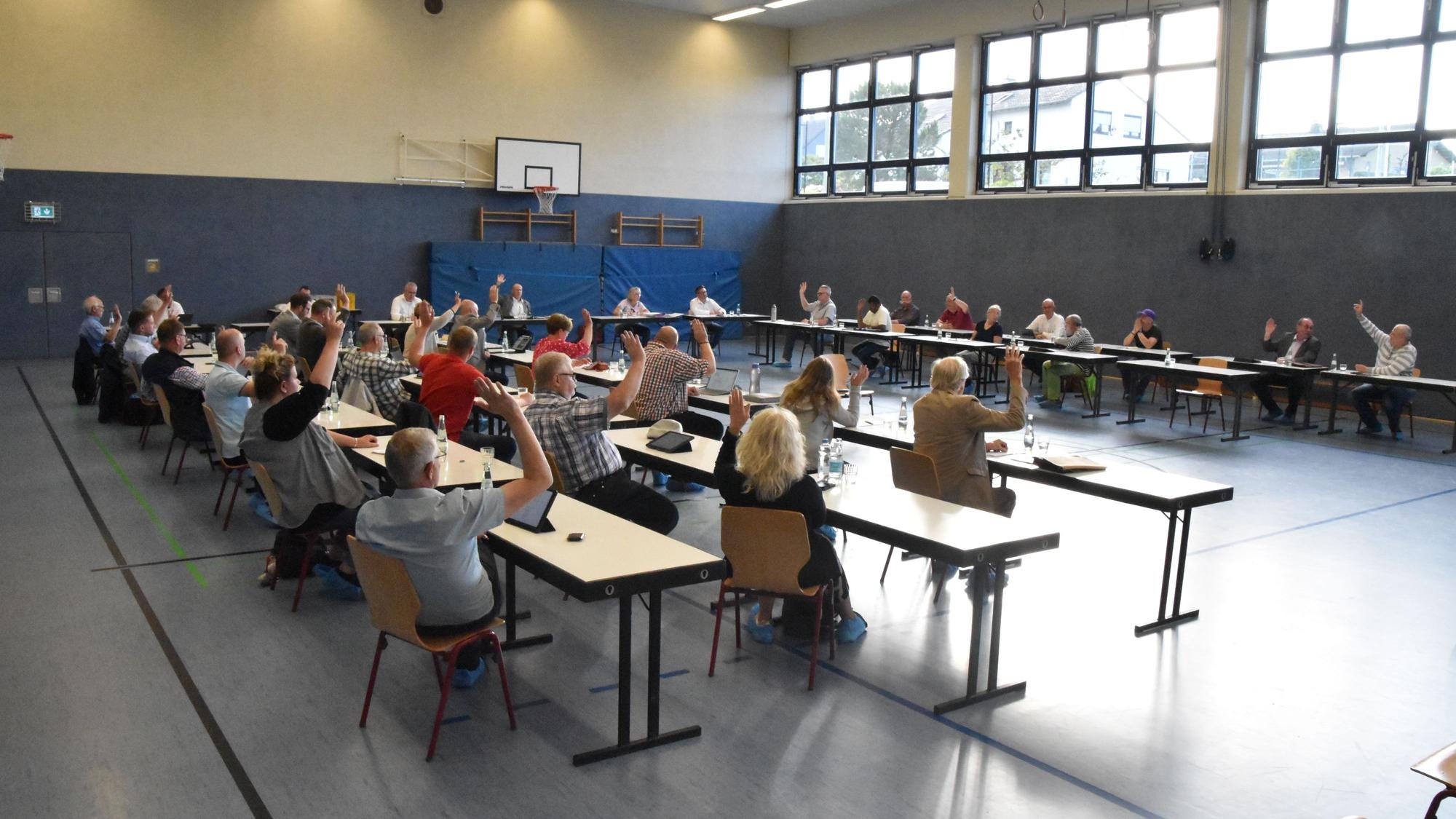 Der Gemeinderat Ruppichteroth stimmt in einer Turnhalle ab.