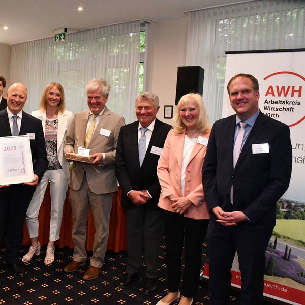 Das Foto zeigt Landwirt Peter Zens mit der Urkunde. Er ist Träger des Wirtschaftspreises des Arbeitskreises Hürther Wirtschaft.