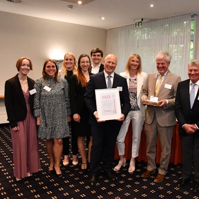 Das Foto zeigt Landwirt Peter Zens mit der Urkunde. Er ist Träger des Wirtschaftspreises des Arbeitskreises Hürther Wirtschaft.