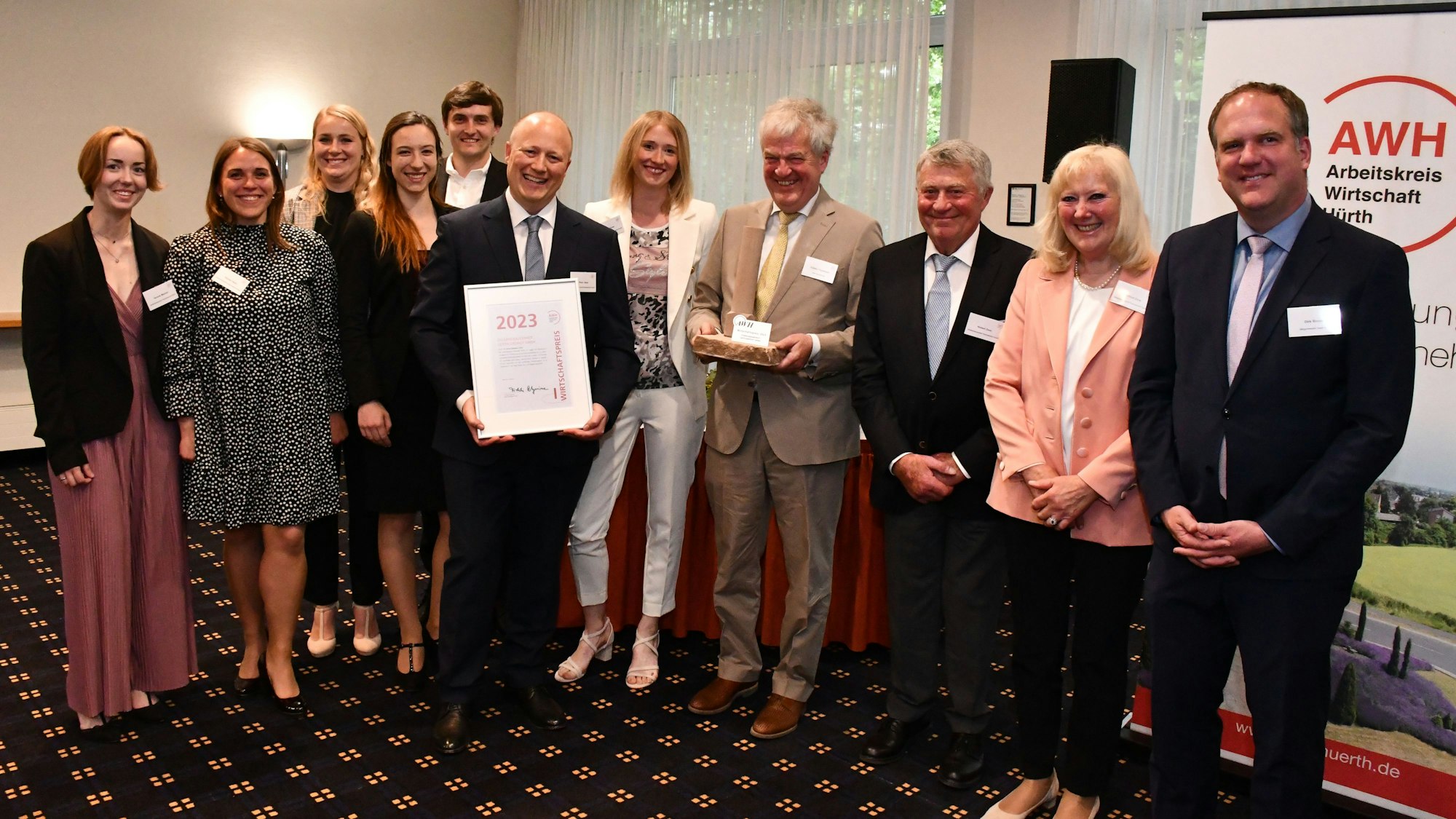 Das Foto zeigt Landwirt Peter Zens mit der Urkunde. Er ist Träger des Wirtschaftspreises des Arbeitskreises Hürther Wirtschaft.