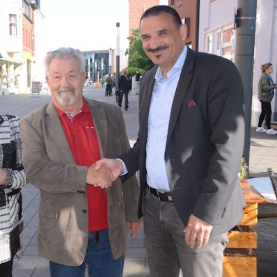 Erkan Zorlu gratuliert Klaus-Peter Jäschke.