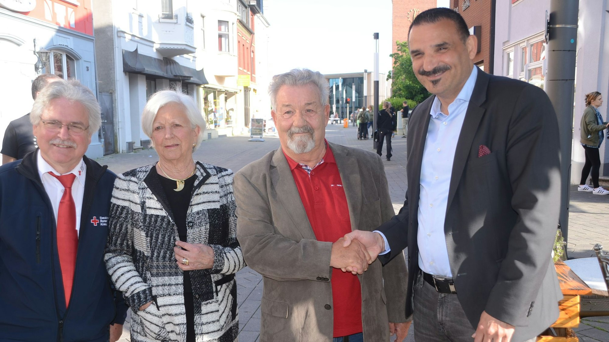 Erkan Zorlu gratuliert Klaus-Peter Jäschke.