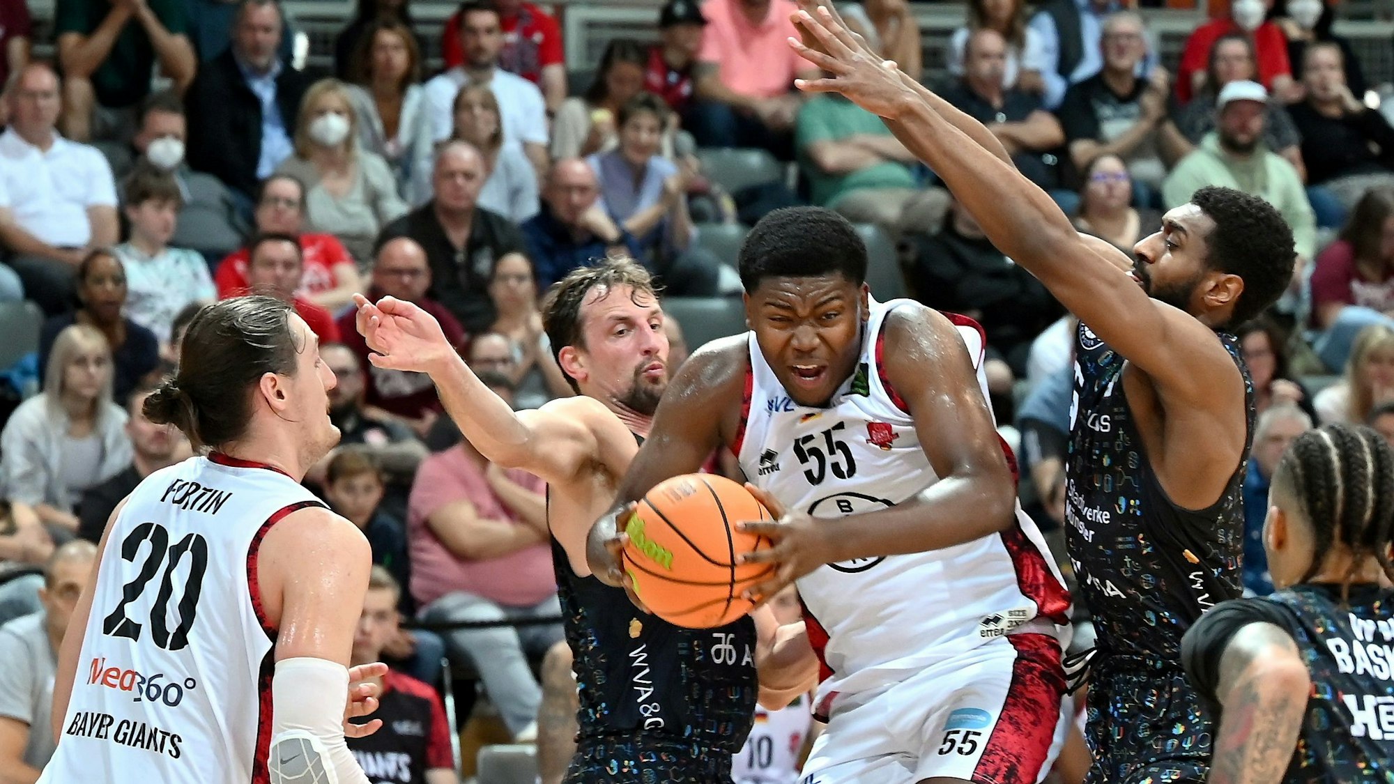 30.10.2022, Basketball-Bayer Giants Leverkusen-Münster
am Ball: Joel Moketo Lungelu (Bayer)
Foto: Uli Herhaus