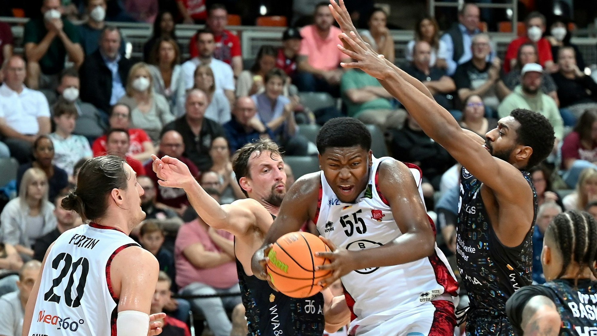 30.10.2022, Basketball-Bayer Giants Leverkusen-Münster
am Ball: Joel Moketo Lungelu (Bayer)
Foto: Uli Herhaus