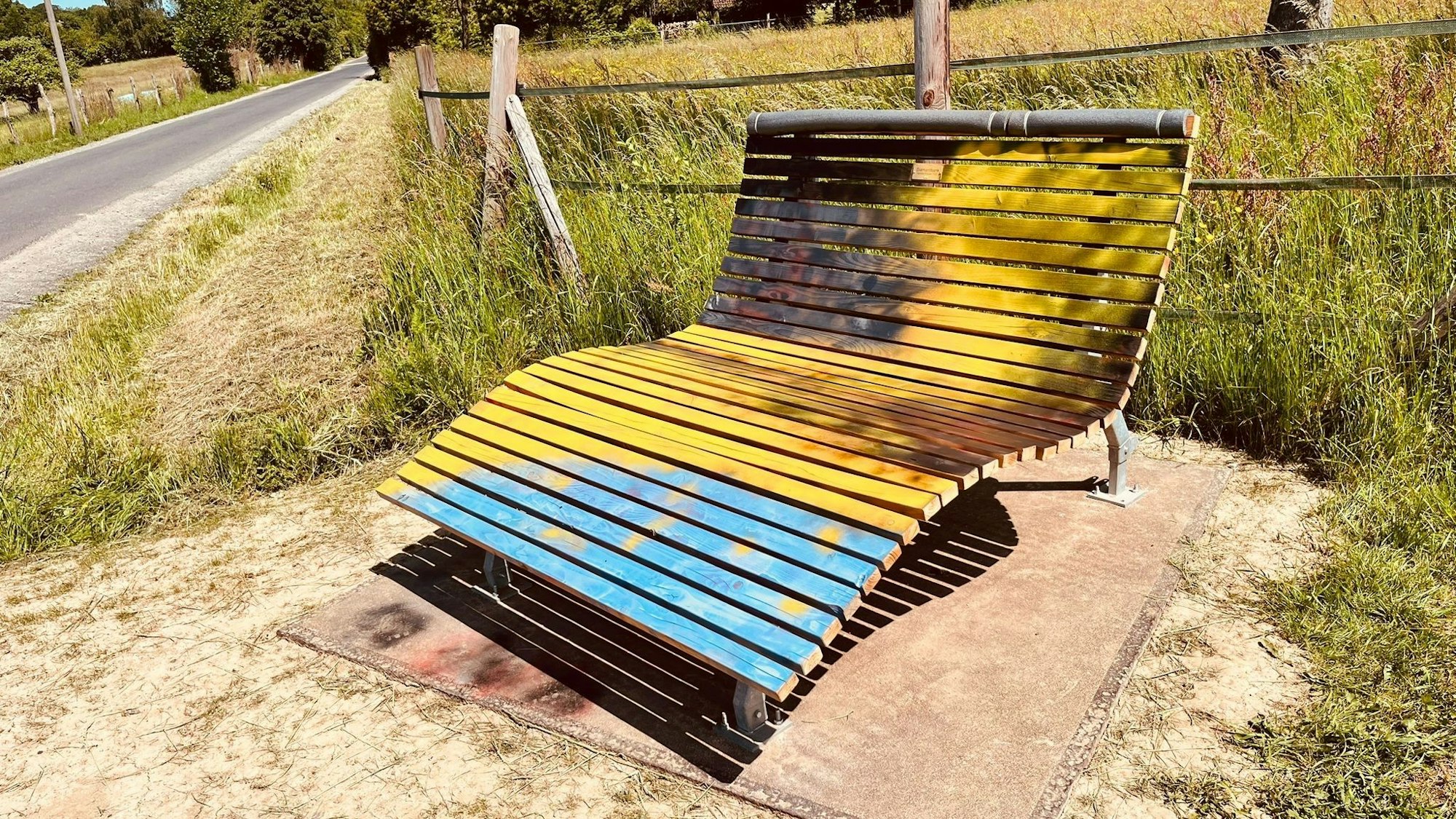 Die mit Farbe beschmierte Bank.