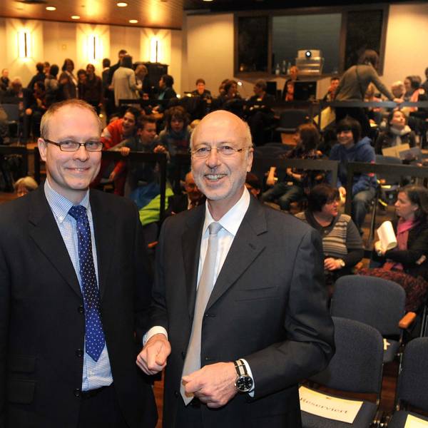 Jürgen Hildenbrand (rechts) bei seiner Verabschiedung im Jahre 2014 in der Aula mit seinem Nachfolger Christoph Bräunl.