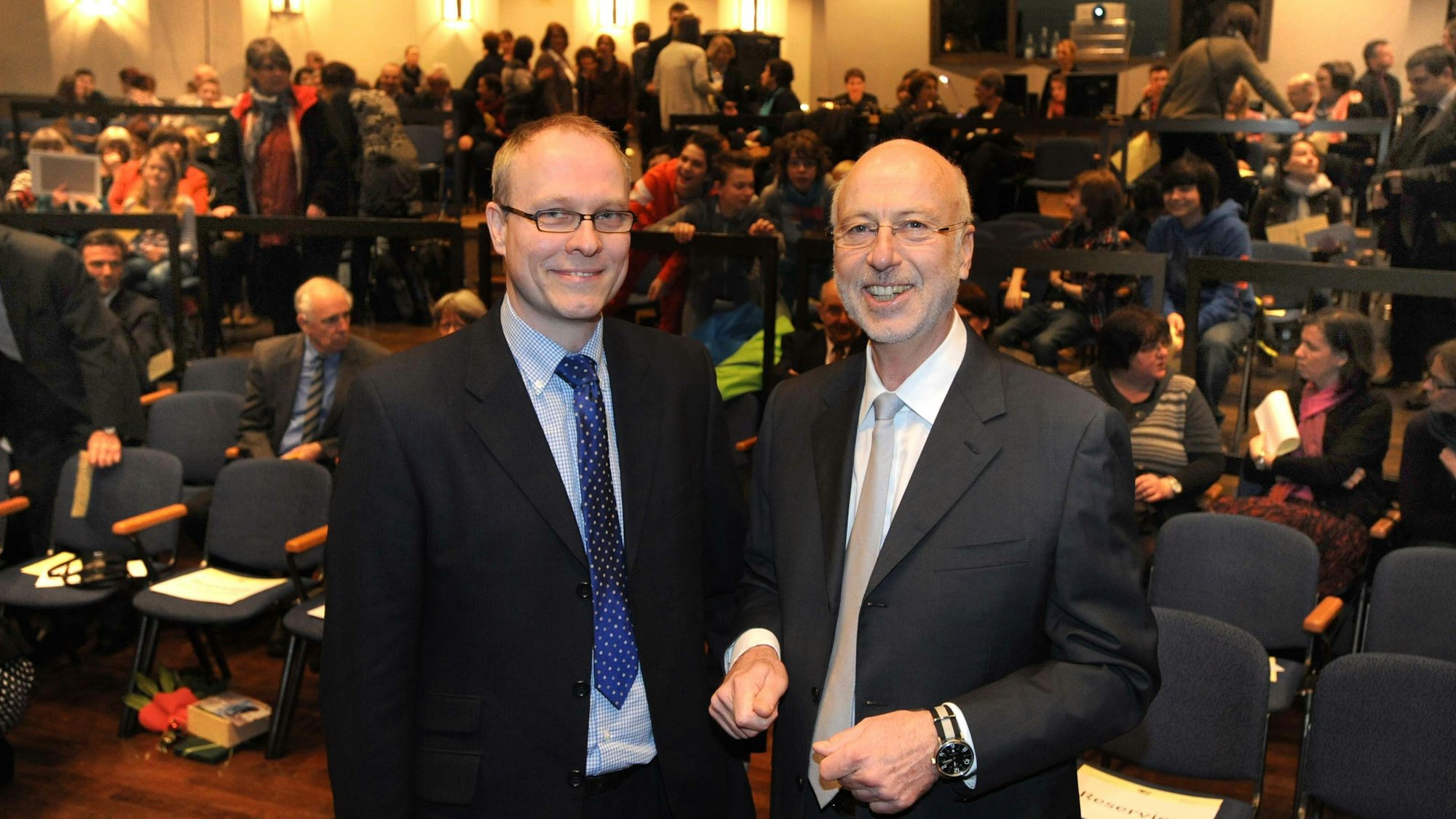Jürgen Hildenbrand (rechts) bei seiner Verabschiedung im Jahre 2014 in der Aula mit seinem Nachfolger Christoph Bräunl.