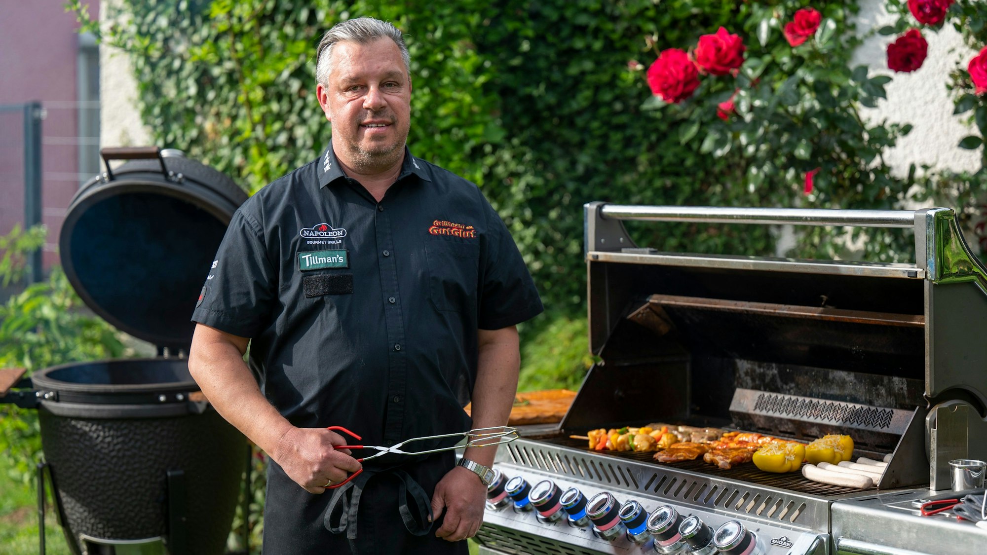 Der amtierende deutsche Grillkönig Michael Hoffmann am Grill in seinem Garten in Rösrath.