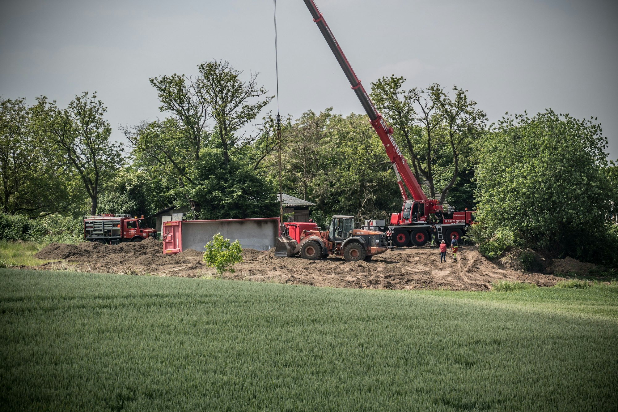 Beim Abkippen im Landschaftsschutzgebiet Kursiefen ist ein LKW umgekippt. Die Ladung: Ein Sand-Erde-Gemisch mit Rasenresten, eine Schicht, die vom Rasen in der Bay-Arena entnommen wurde. Foto: Ralf Krieger