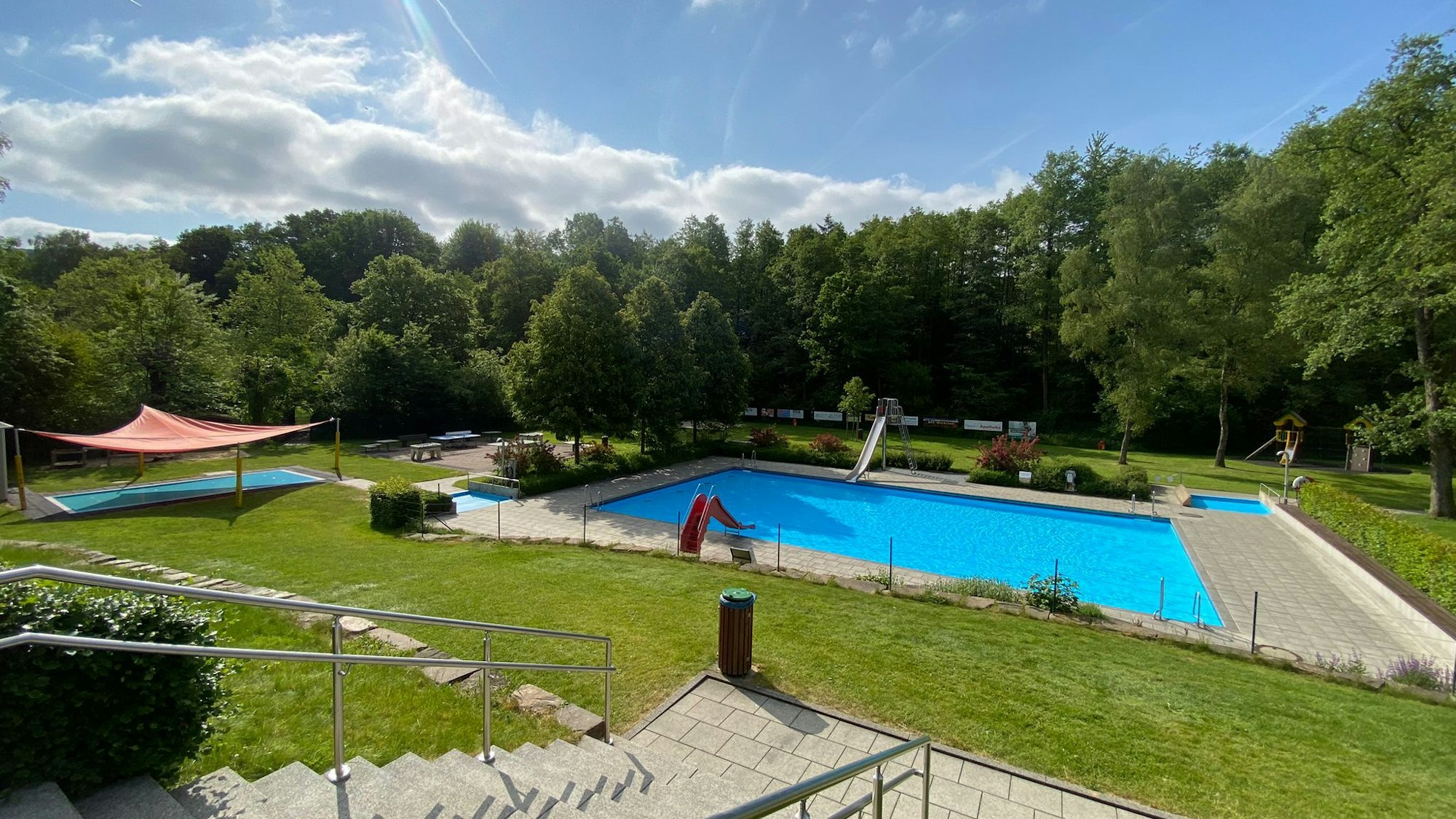 Das Waldfreibad in Much, idyllisch im Grünen gelegen.