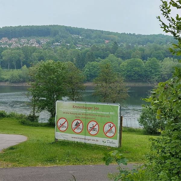 Das Bild zeigt zwei Schilder, mit denen am Kronenburger See auf das Bade- und das Betretungsverbot hingewiesen wird.