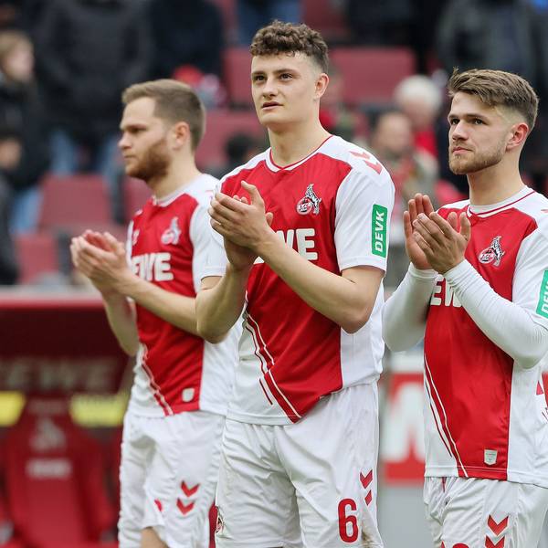 Eric Martel und Jan Thielmann (r.) zollen den Fans des 1. FC Köln Beifall nach dem Derby gegen Borussia Mönchengladbach.