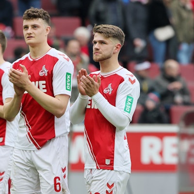 Eric Martel und Jan Thielmann (r.) zollen den Fans des 1. FC Köln Beifall nach dem Derby gegen Borussia Mönchengladbach.