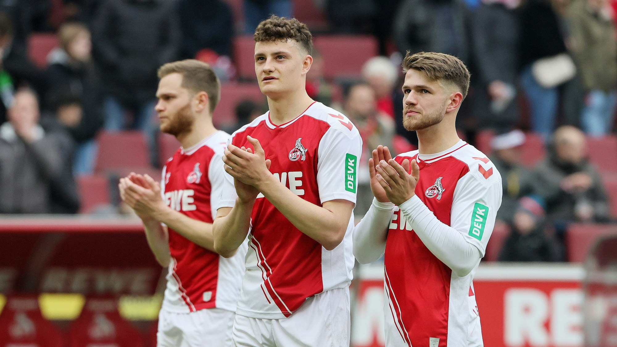 Benno Schmitz, Eric Martel und Jan Thielmann klatschen Beifall.