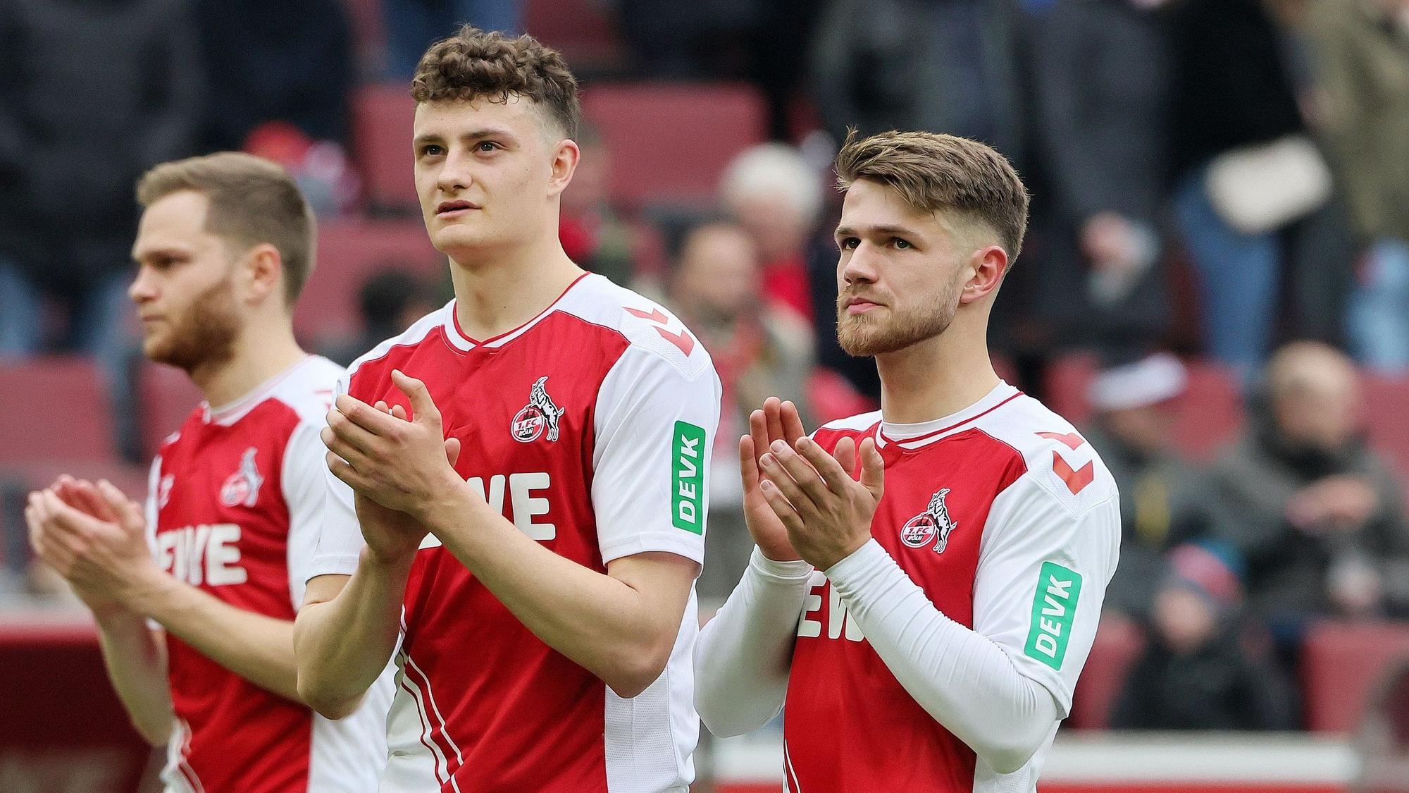 Eric Martel und Jan Thielmann (r.) zollen den Fans des 1. FC Köln Beifall nach dem Derby gegen Borussia Mönchengladbach.