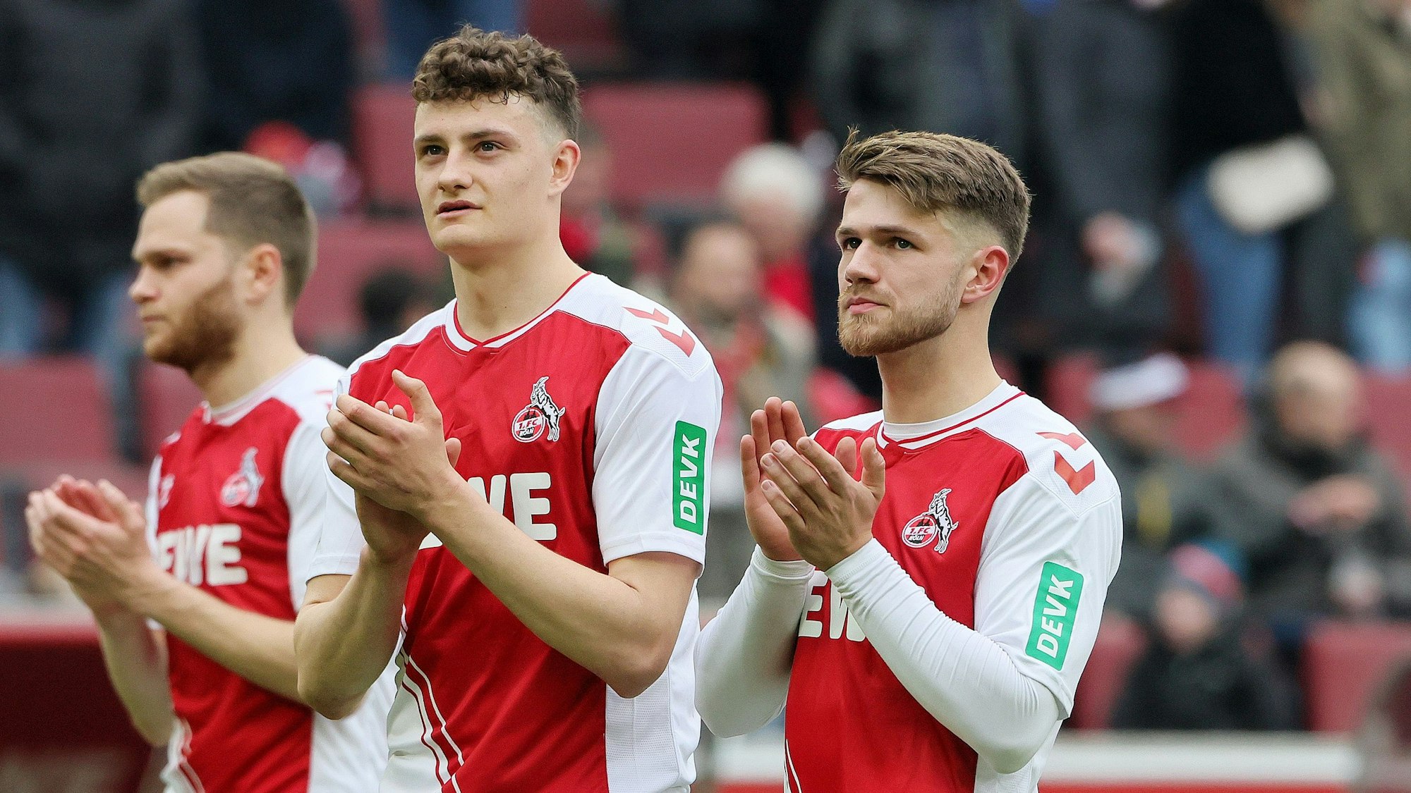 Eric Martel und Jan Thielmann (r.) zollen den Fans des 1. FC Köln Beifall nach dem Derby gegen Borussia Mönchengladbach.