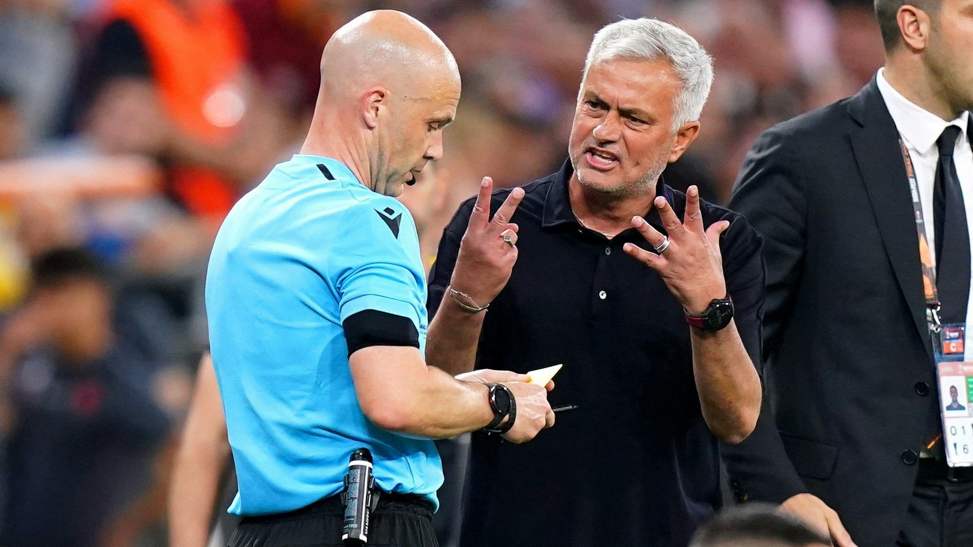 Jose Mourinho (r), Trainer von AS Rom, spricht während des Finals in Budapest mit Schiedsrichter Anthony Taylor.