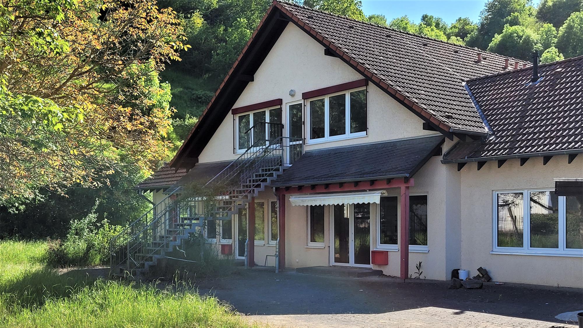 Das Bild zeigt ein leerstehendes Haus, das nach der Flutkatastrophe saniert worden ist.