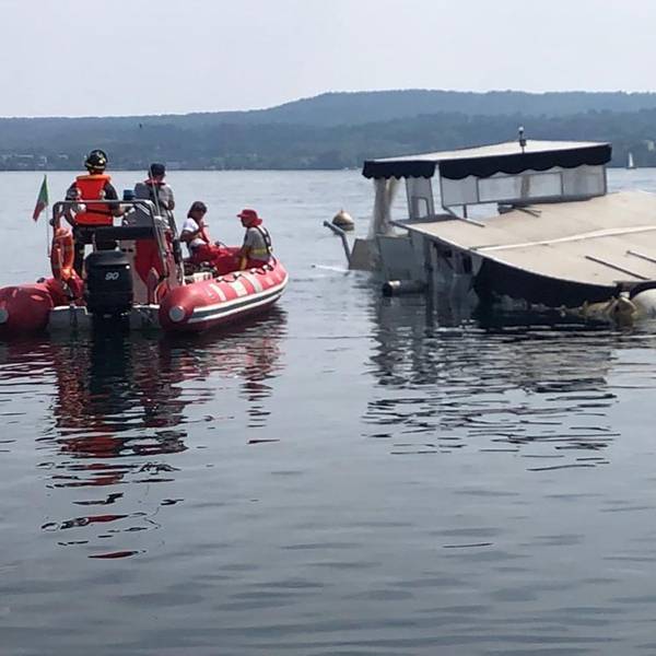 Einsatzkräfte der Feuerwehr holen das gesunkene Boot auf dem Lago Maggiore mit Ballons an die Oberfläche. Bei einem Bootsunglück auf dem zweitgrößten See Italiens sind am 28.05.2023 vier Menschen gestorben.