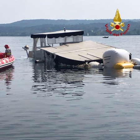 Einsatzkräfte der Feuerwehr holen das gesunkene Boot auf dem Lago Maggiore mit Ballons an die Oberfläche. Bei einem Bootsunglück auf dem zweitgrößten See Italiens sind am 28.05.2023 vier Menschen gestorben.