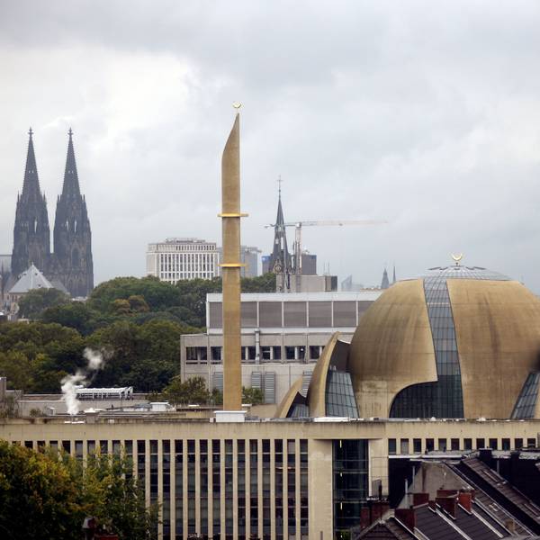Blick auf den Kölner Dom und die Zentralmoschee vom 4711 Hochhaus in Ehrenfeld.