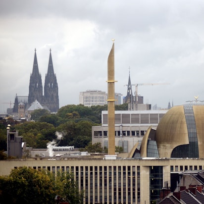 Blick auf den Kölner Dom und die Zentralmoschee vom 4711 Hochhaus in Ehrenfeld.