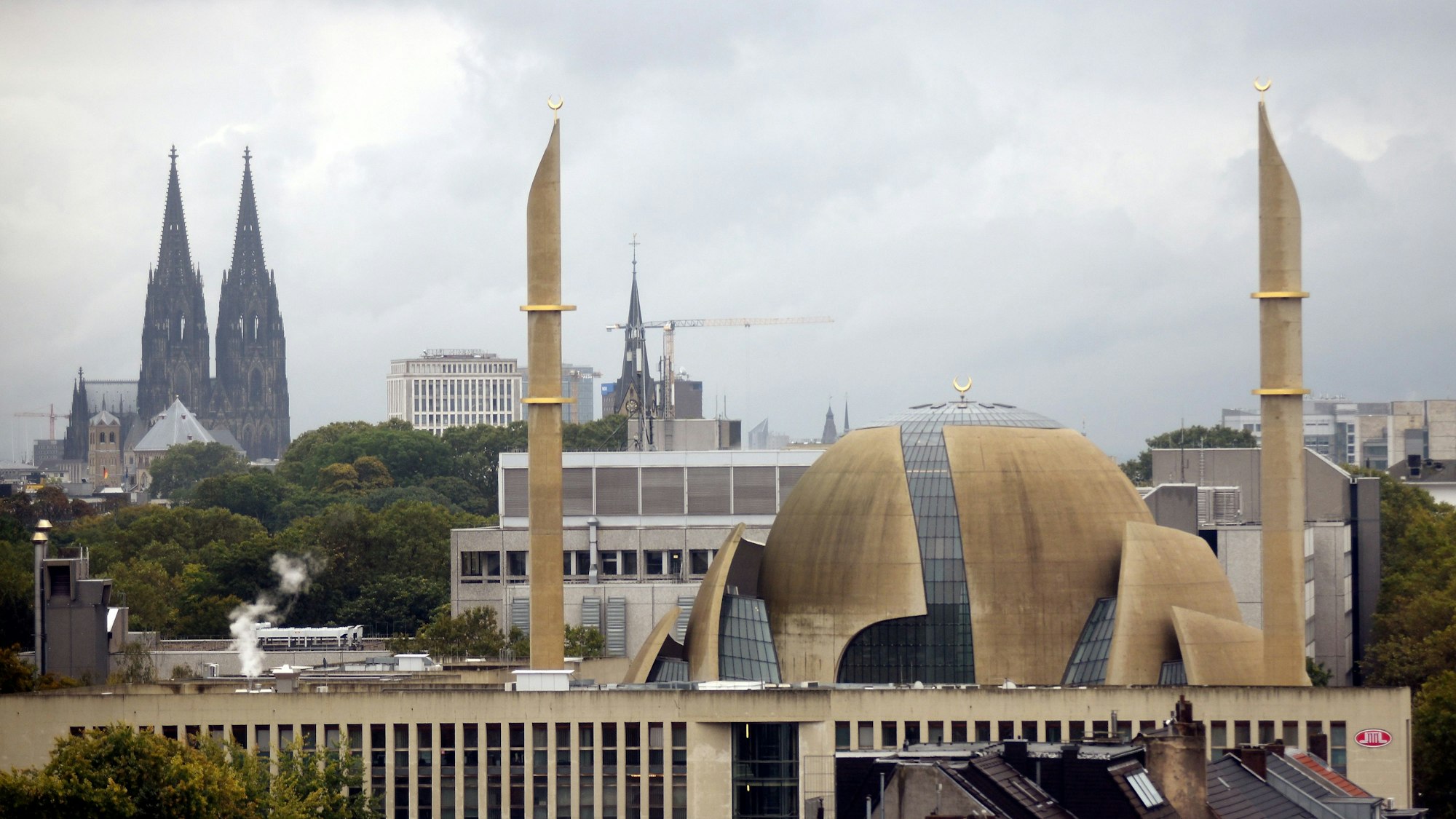 Blick auf den Kölner Dom und die Großmoschee vom 4711-Hochhaus in Ehrenfeld