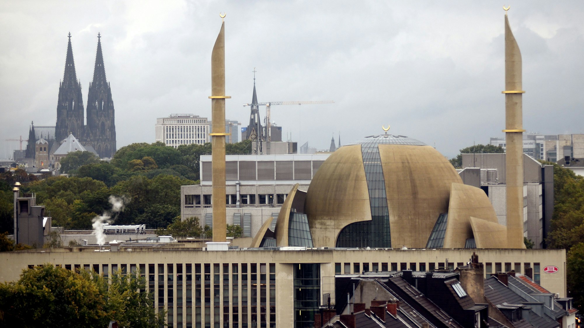 Blick auf den Kölner Dom und die Zentralmoschee.