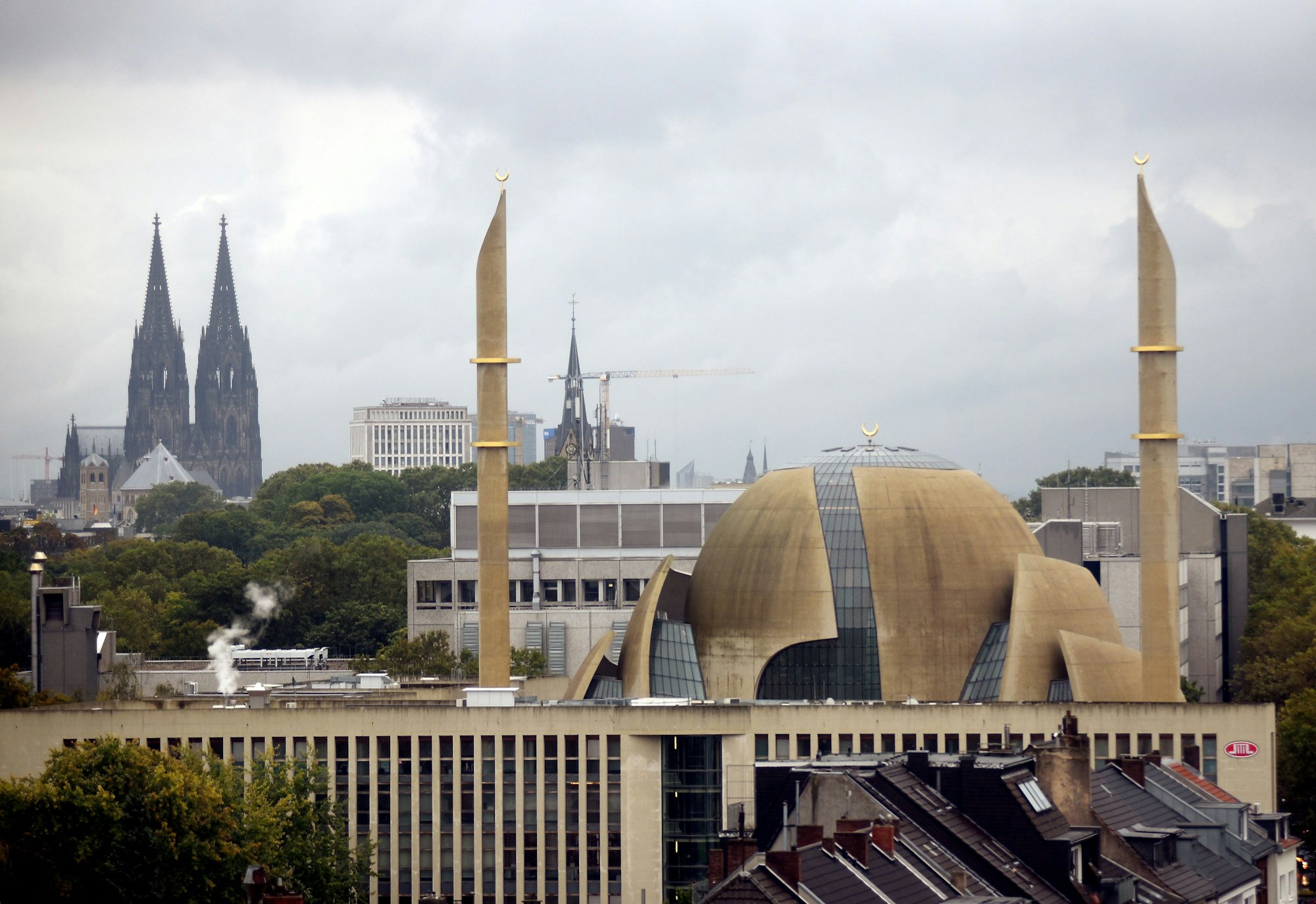 Blick auf den Kölner Dom und die Zentralmoschee vom 4711 Hochhaus in Ehrenfeld.
