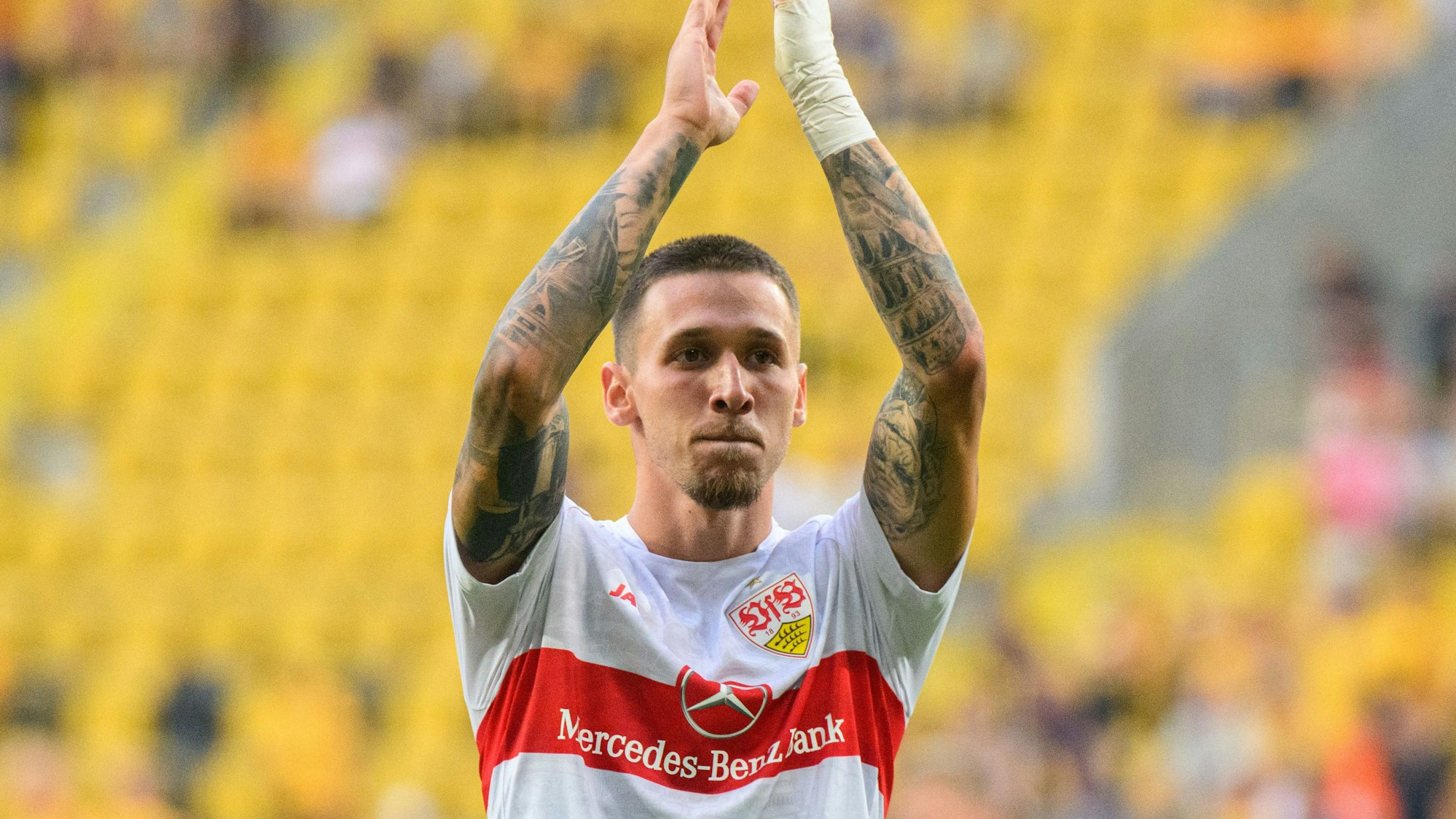 Darko Churlinov, ehemaliger Spieler des 1. FC Köln, jubelt im Trikot des VfB Stuttgart.