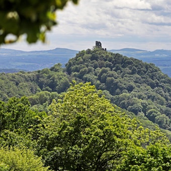 Schloss Drachenburg (r) und Burg Drachenfels sind oberhalb des Rheintals bei Königswinter vom Petersberg aus zu sehen.