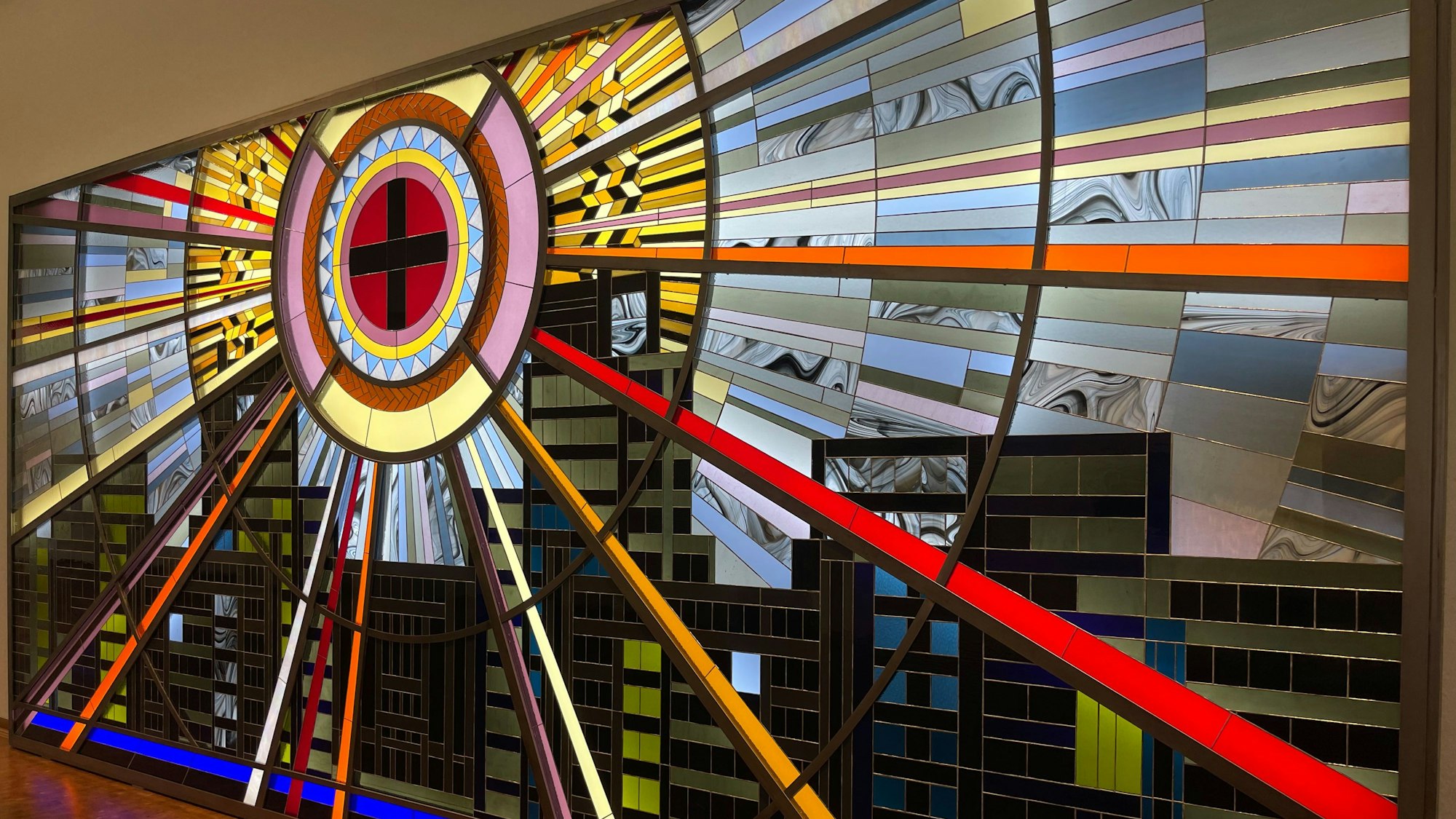 Diese monumentale Glasinstallation der ukrainischen Künstlerin Daria Koltsova nimmt Bezug auf das kulturelle Erbe der Ukraine und fragt, wie dieses im Angesicht des Krieges bewahrt werden kann.