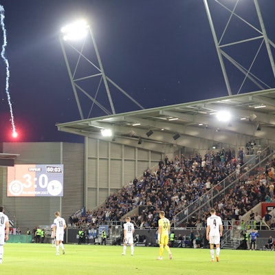Bielefelder Fans zünden Raketen.