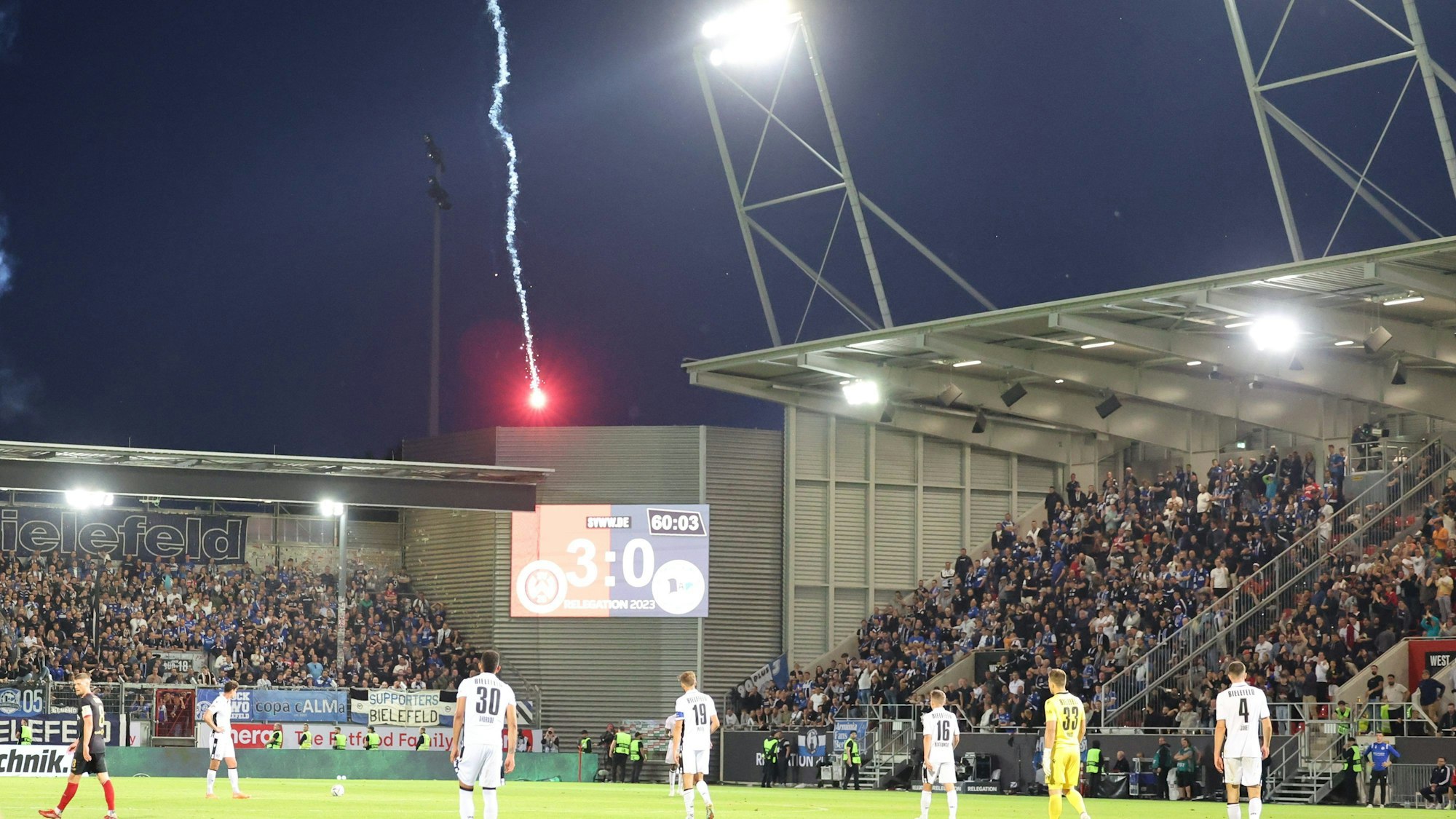Bielefelder Fans zünden Raketen.