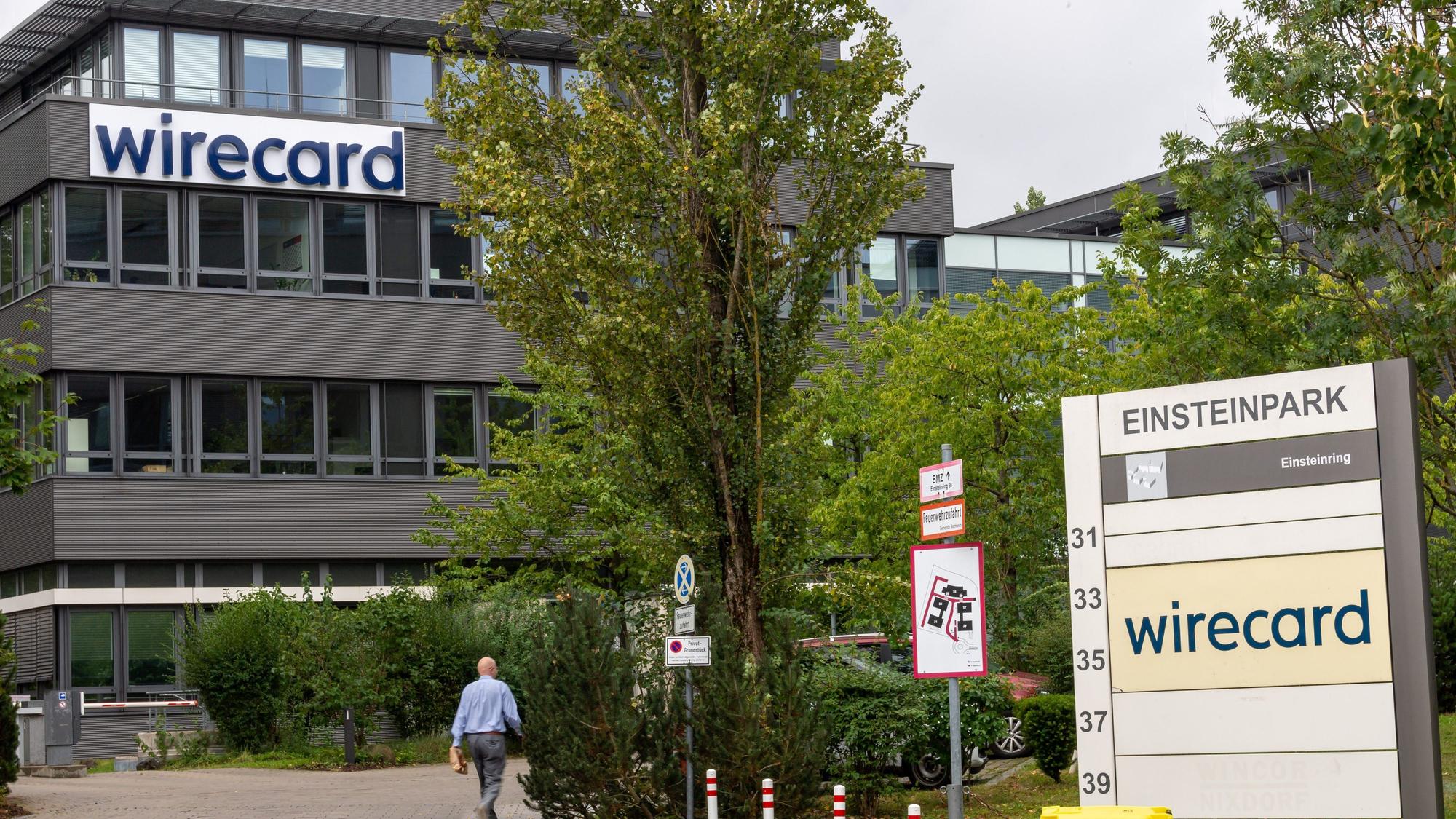 Das Logo der insolventen Firma Wirecard hängt an der Fassade des Unternehmens in Aschheim bei München.