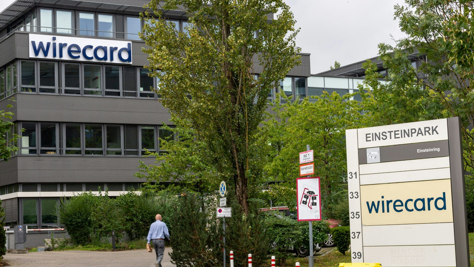Das Logo der insolventen Firma Wirecard hängt an der Fassade des Unternehmens in Aschheim bei München.