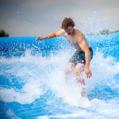In der Therme und Badewelt in Euskirchen kann nun auch gesurft werden. Bis zum 23. Juli. Des Weiteren gibt es andere Familienangebote.